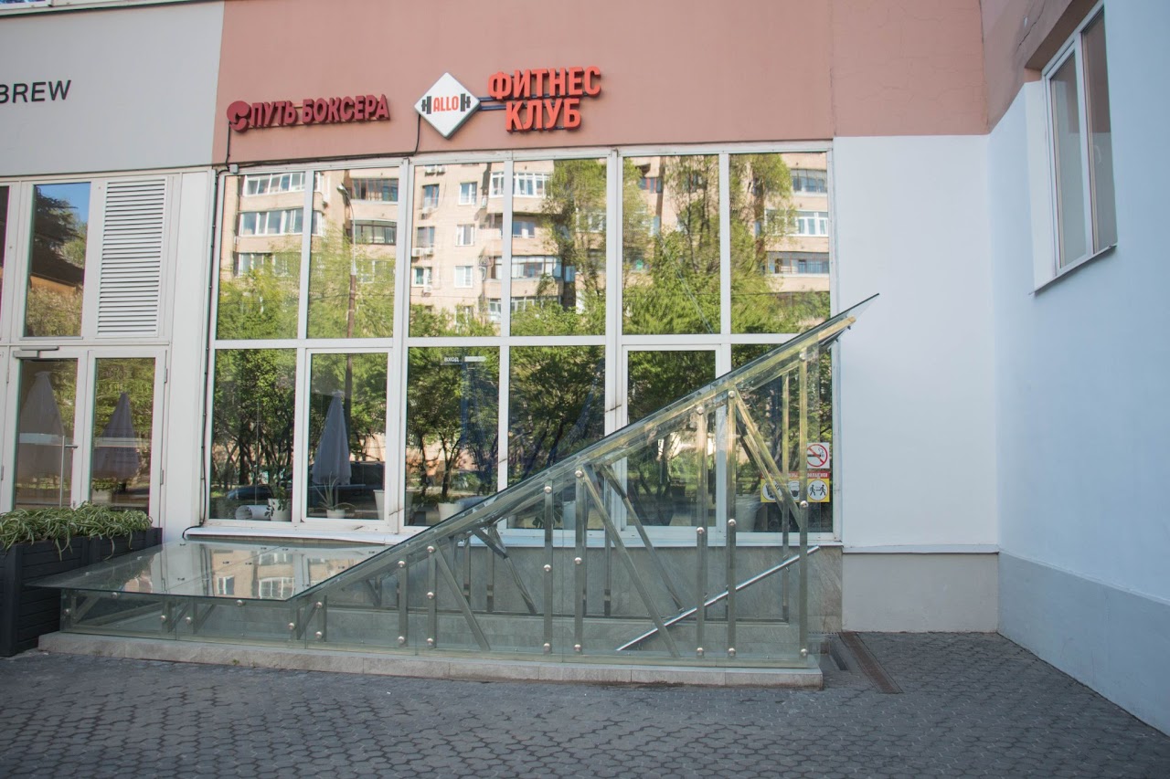 Вход в студию